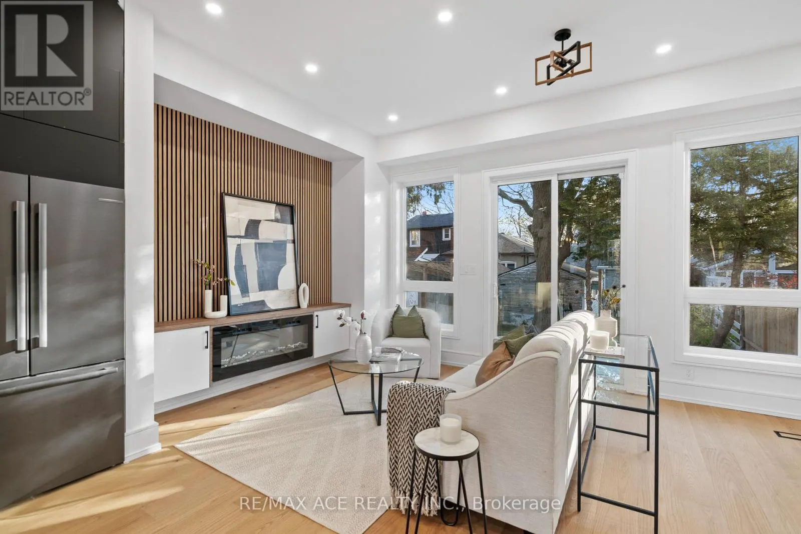 122 WARDEN AVENUE