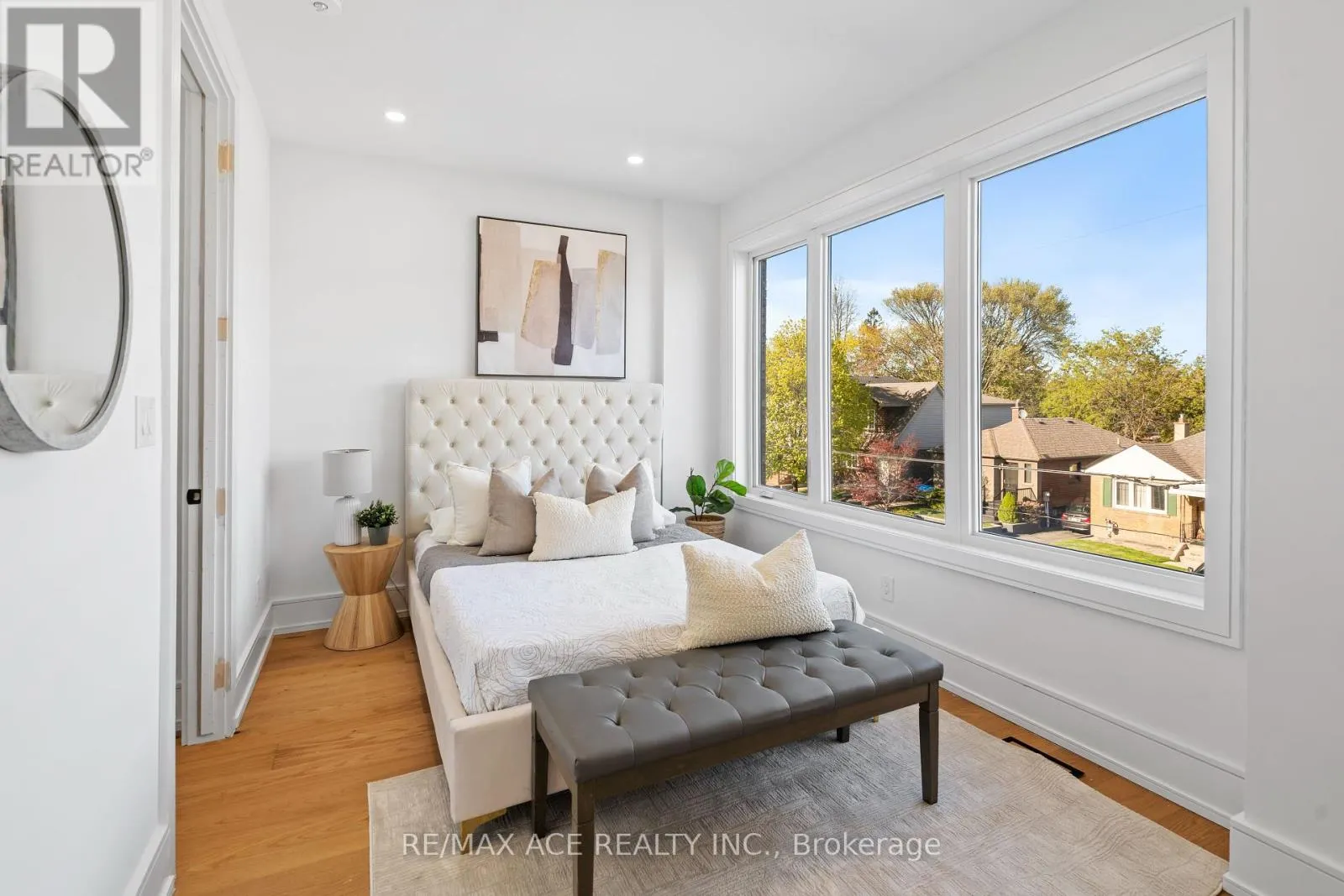 122 WARDEN AVENUE