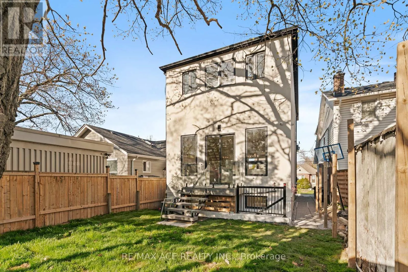 122 WARDEN AVENUE