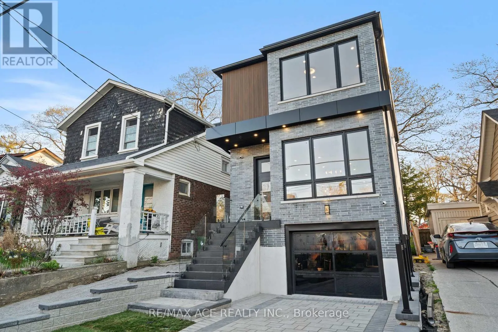 122 WARDEN AVENUE