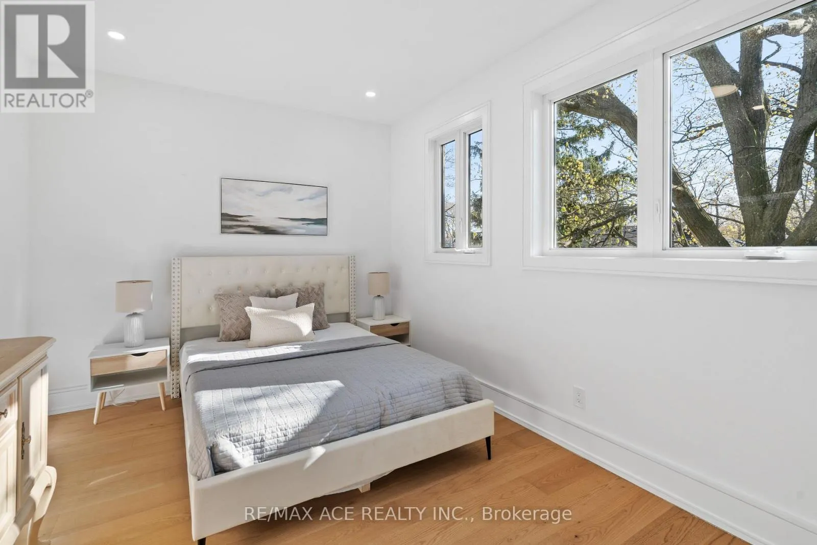 122 WARDEN AVENUE