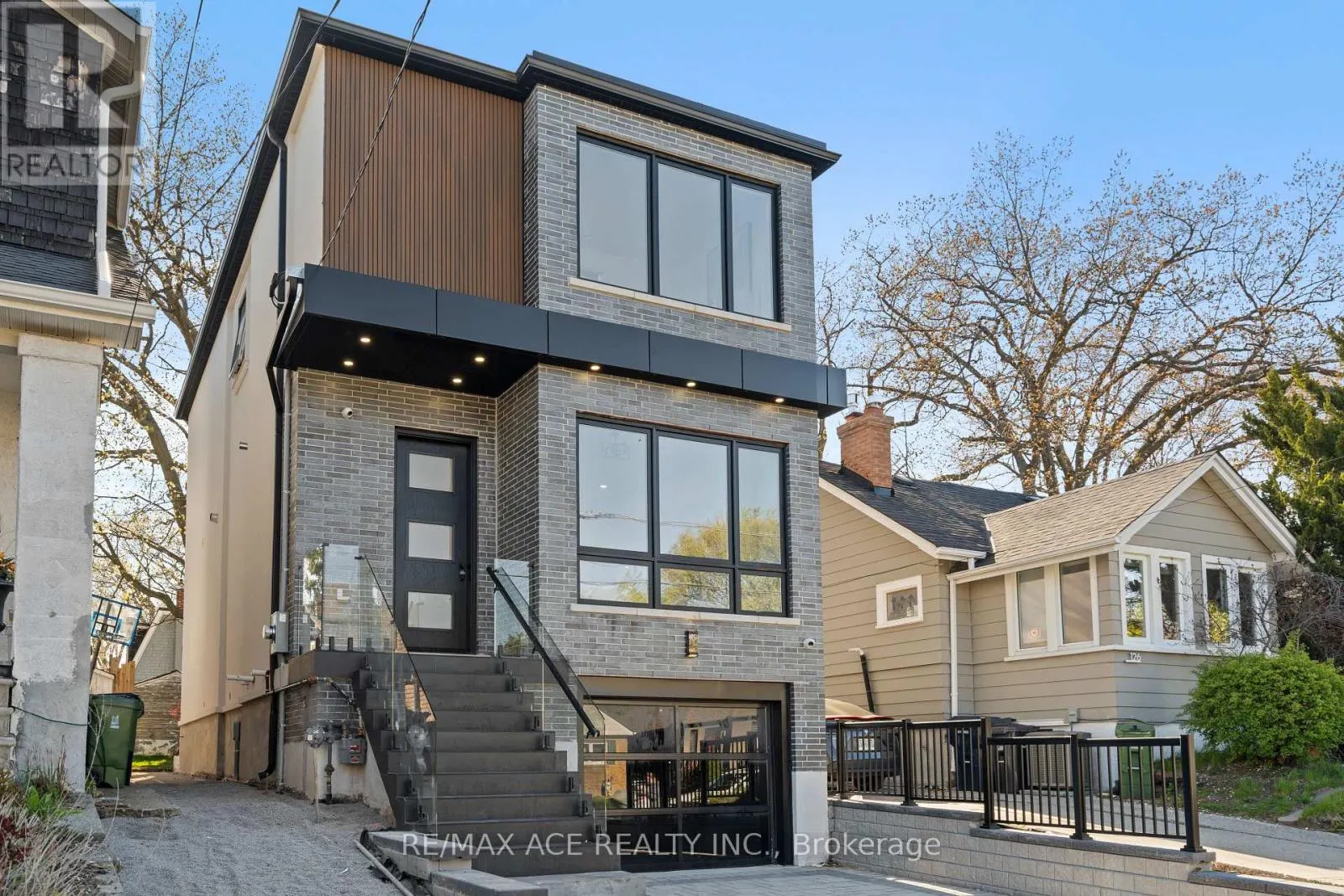 122 WARDEN AVENUE