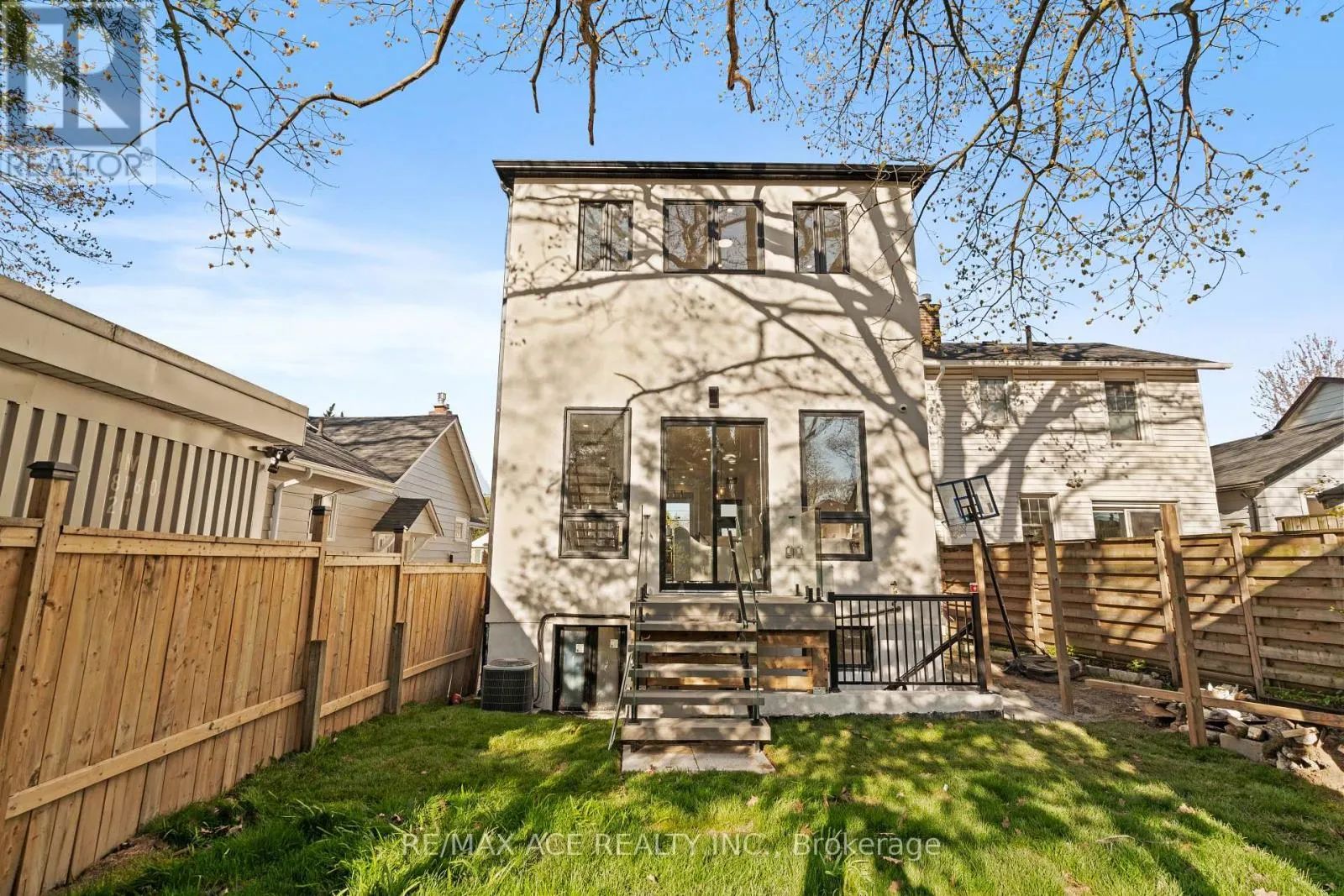 122 WARDEN AVENUE