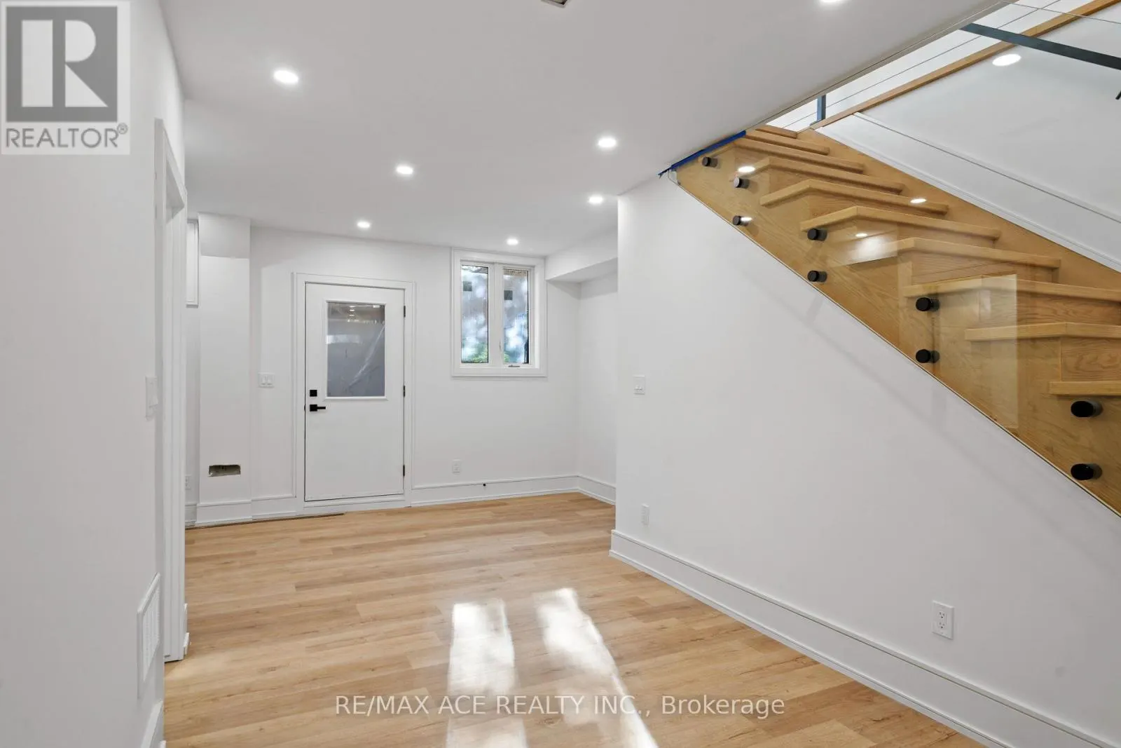122 WARDEN AVENUE