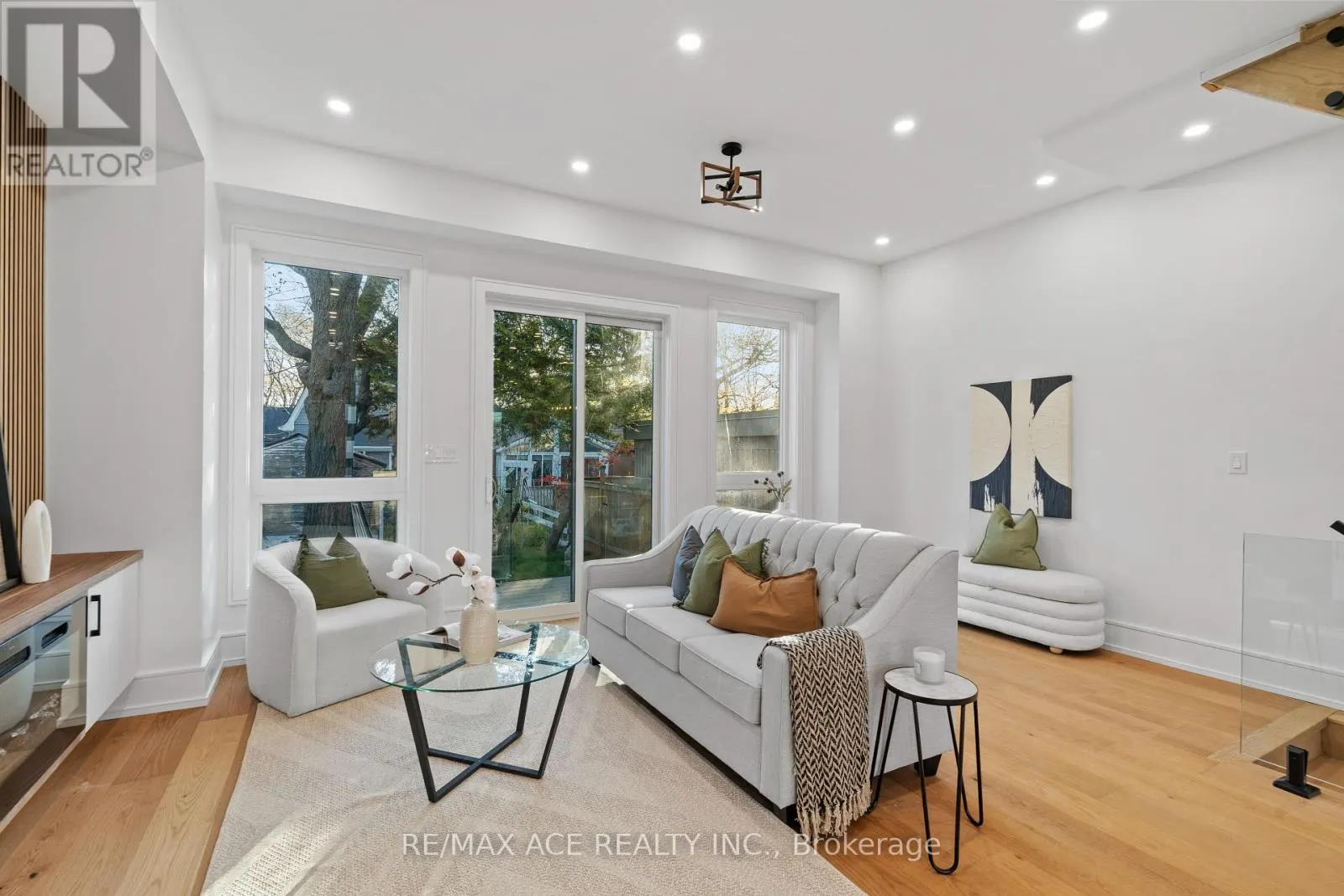 122 WARDEN AVENUE