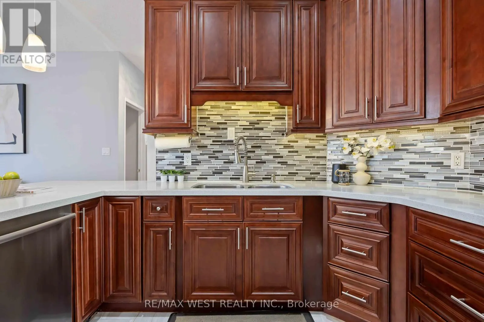 636 FAYWOOD CRESCENT