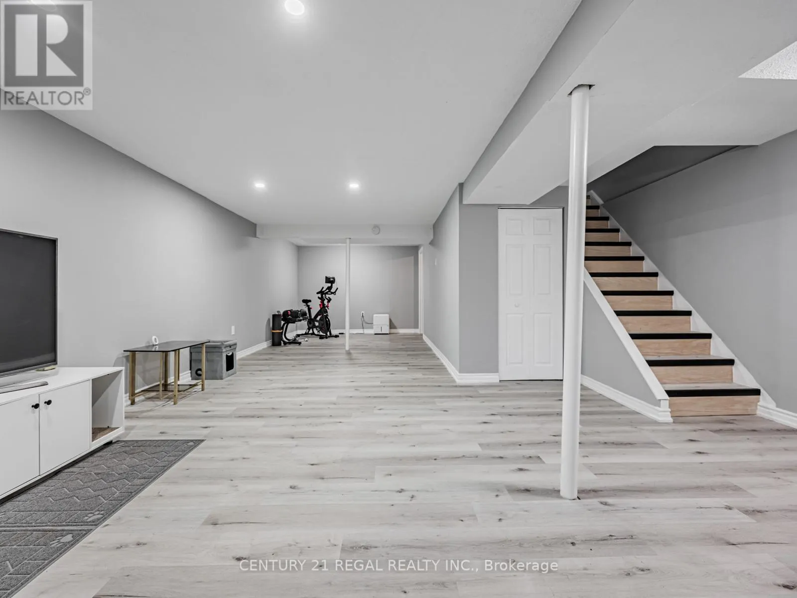 4 GROVES LANE