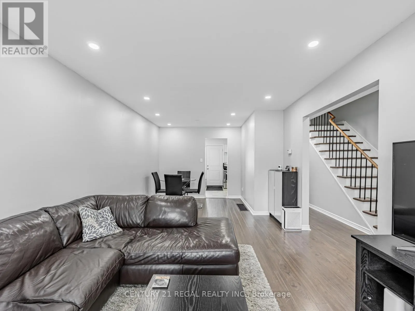 4 GROVES LANE