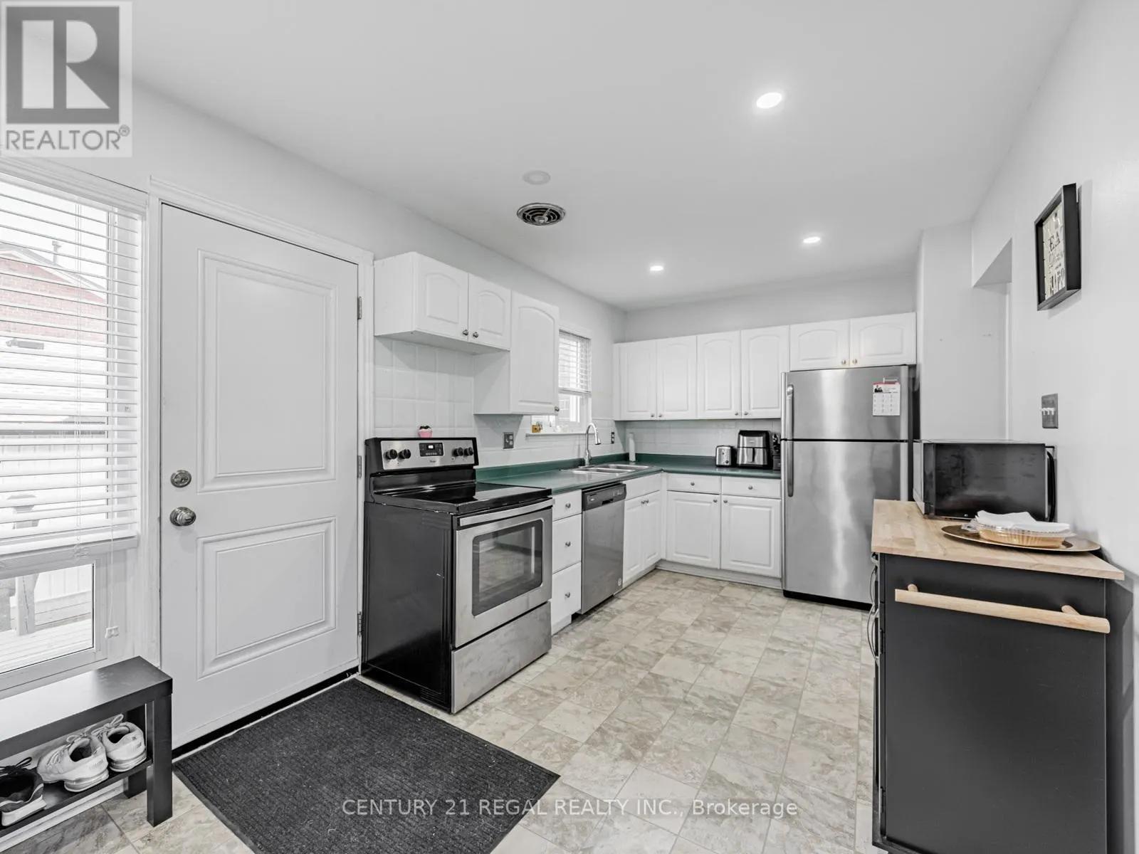 4 GROVES LANE