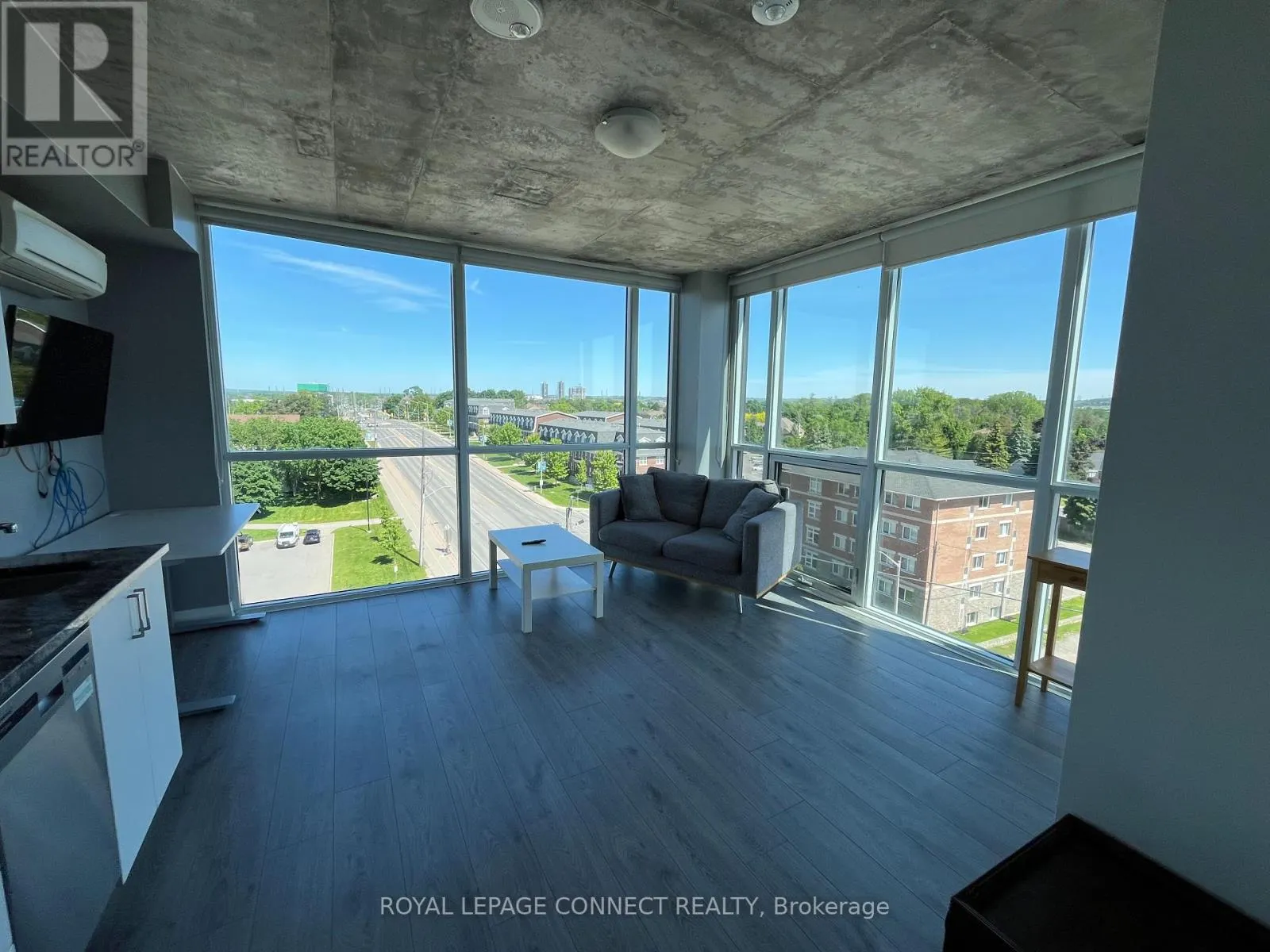 731 - 1900 SIMCOE STREET N