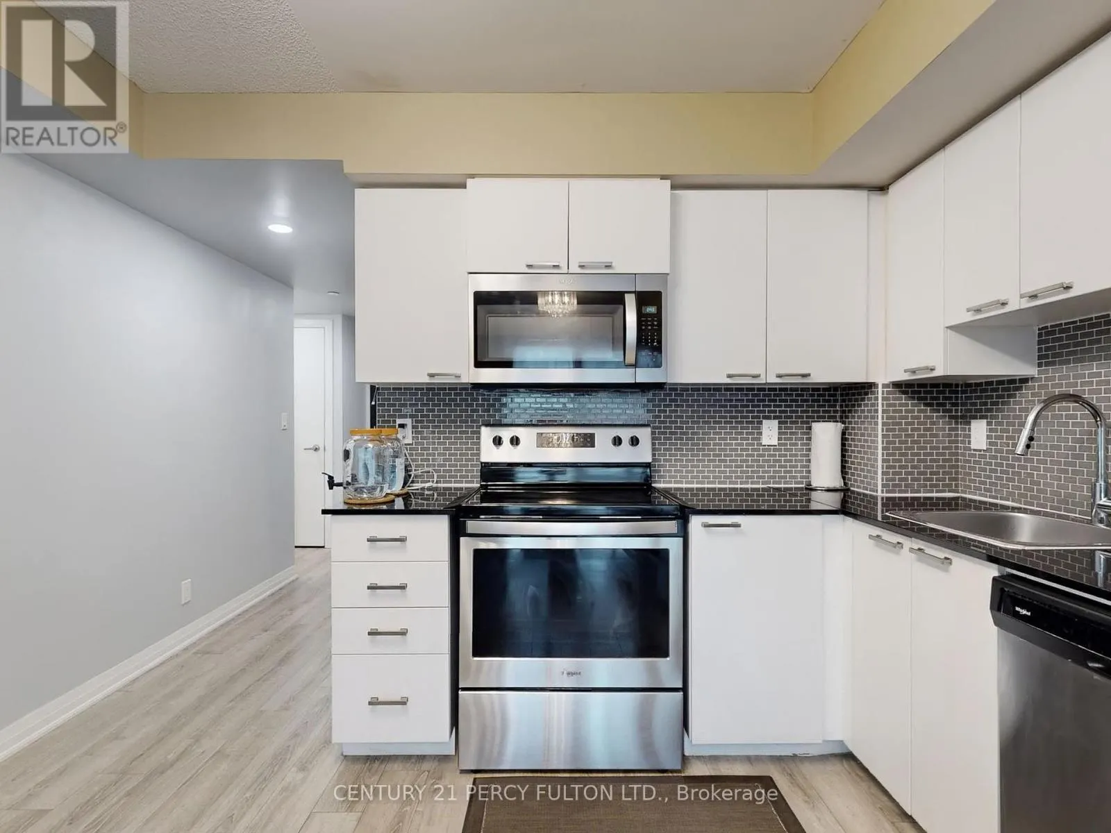 1504 - 2152 LAWRENCE AVENUE E