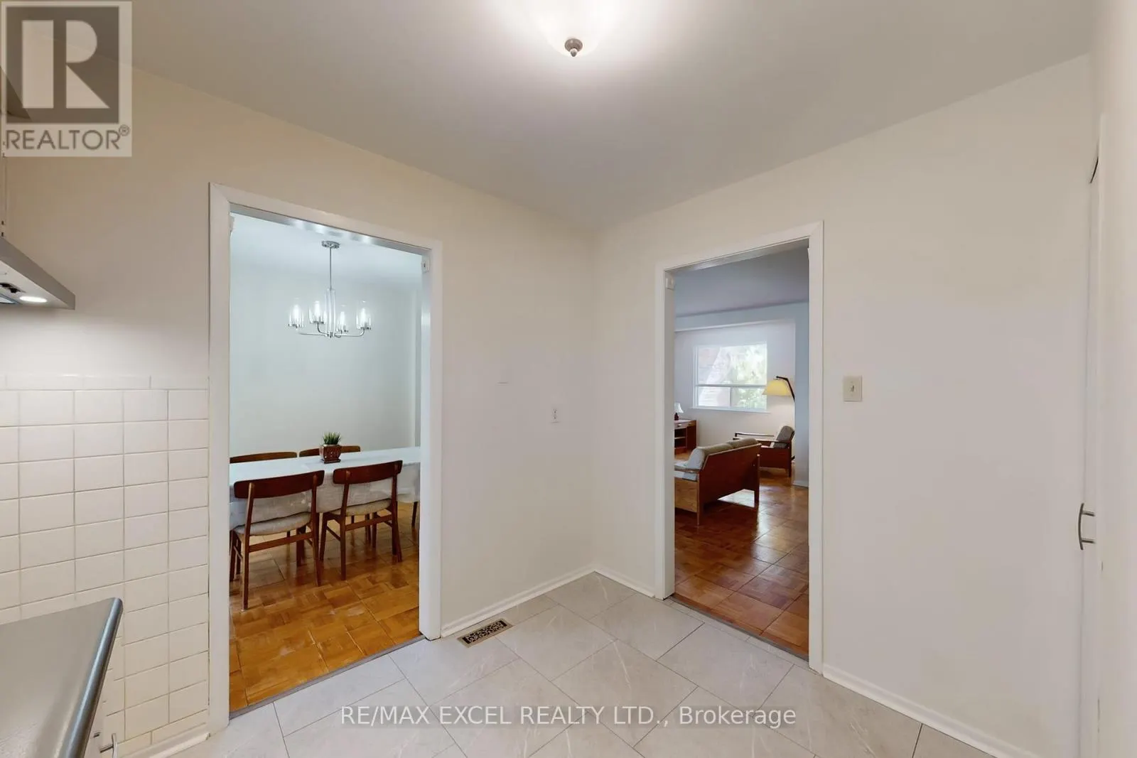 161 CAROLBREEN SQUARE
