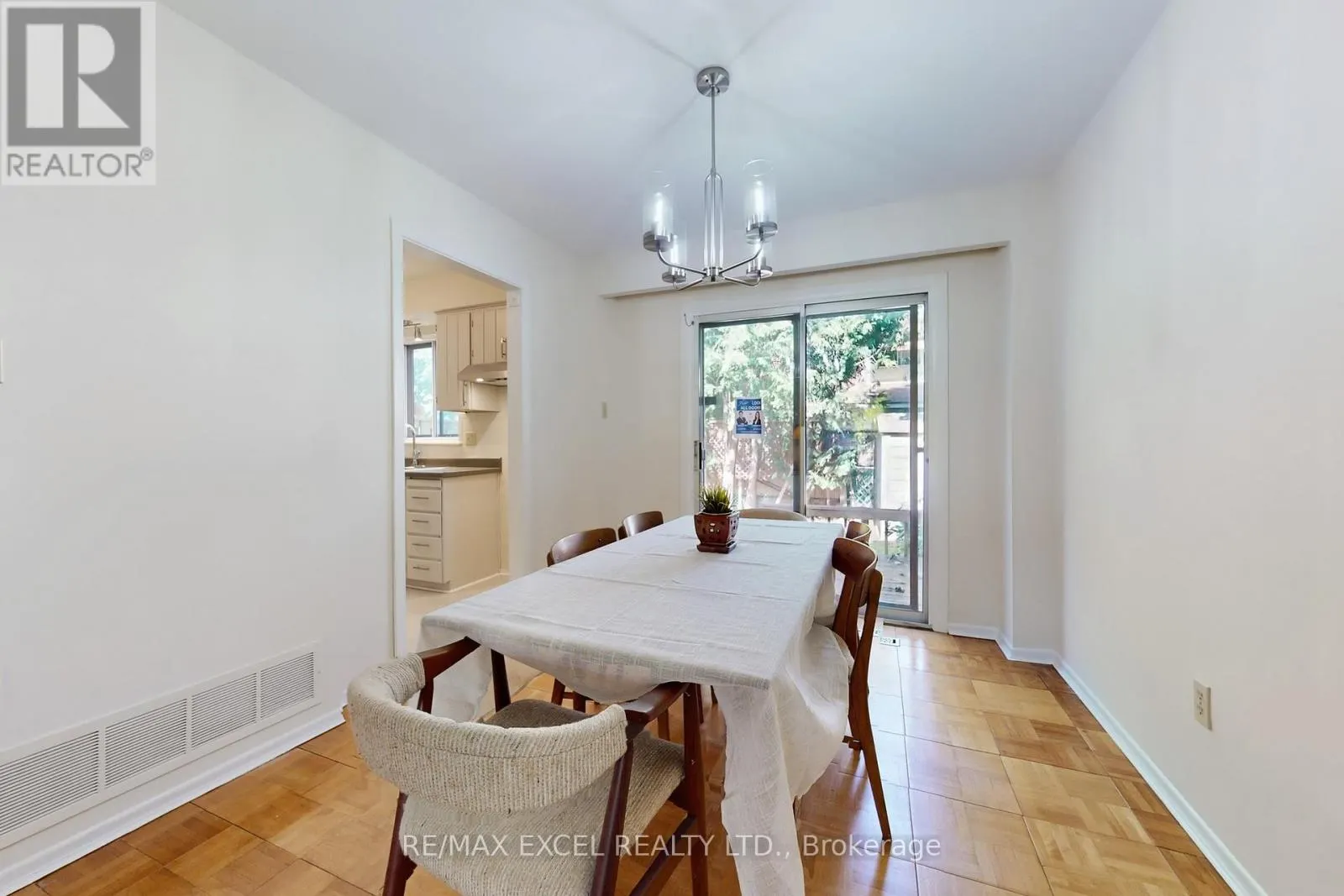 161 CAROLBREEN SQUARE