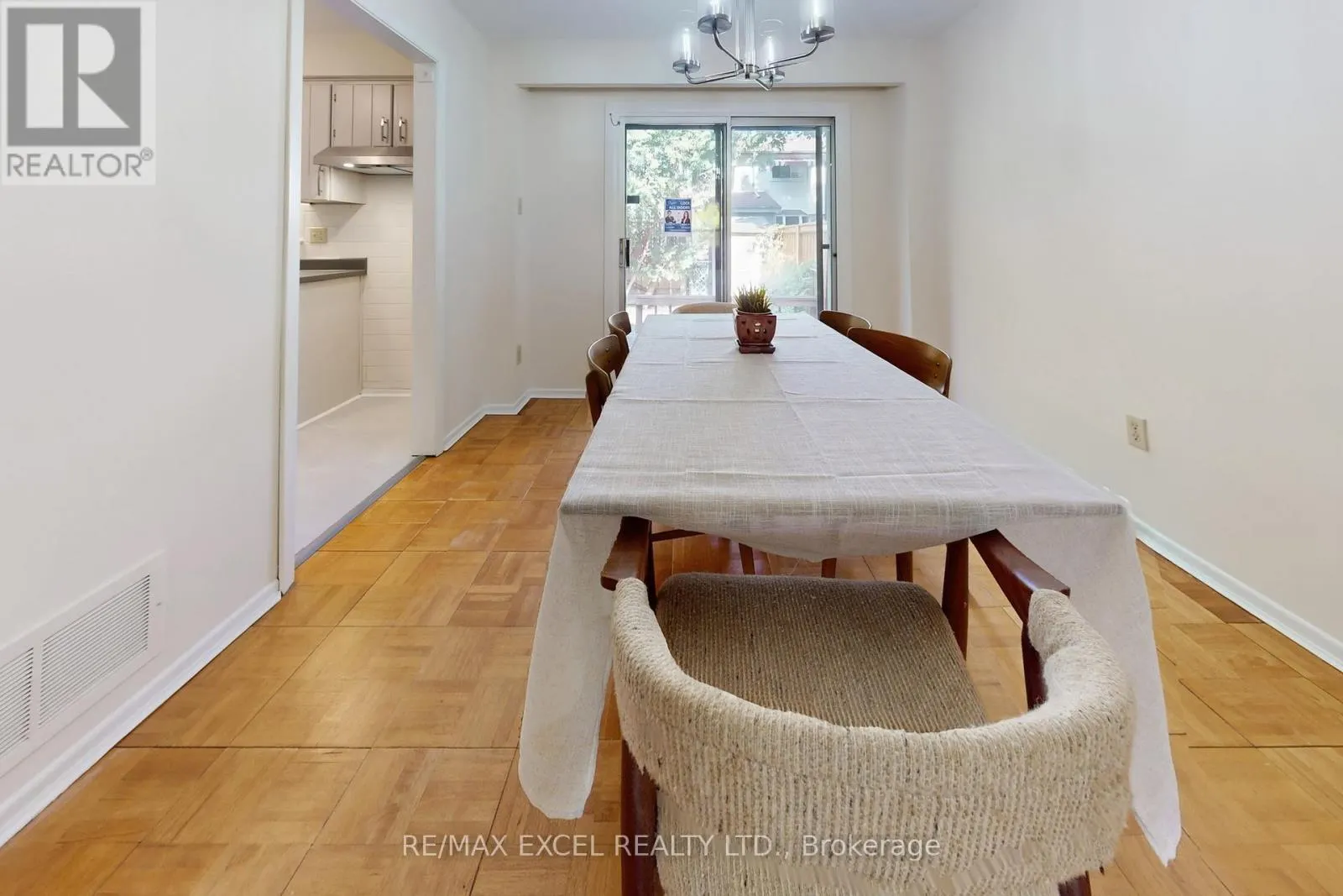 161 CAROLBREEN SQUARE