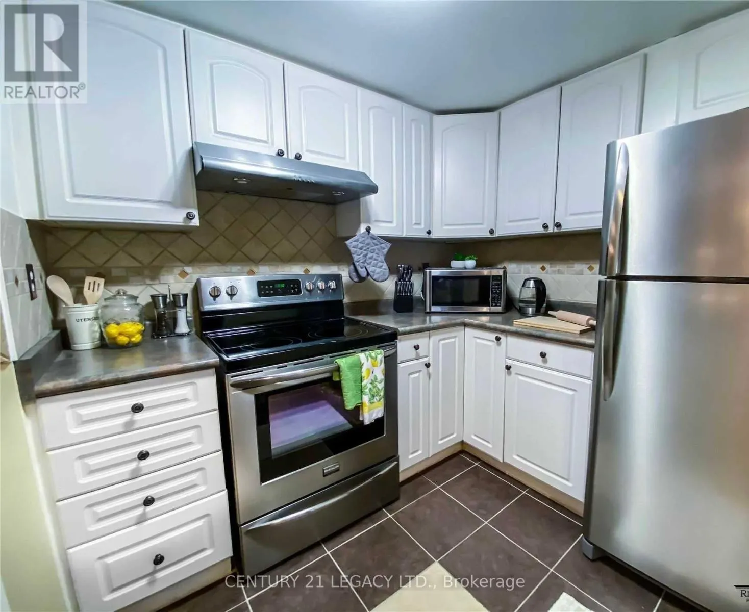802 - 18 LEE CENTRE DRIVE