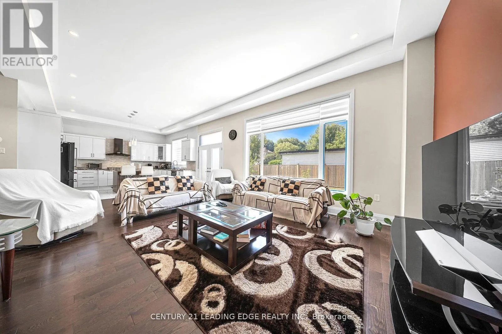 736 HILLVIEW CRESCENT