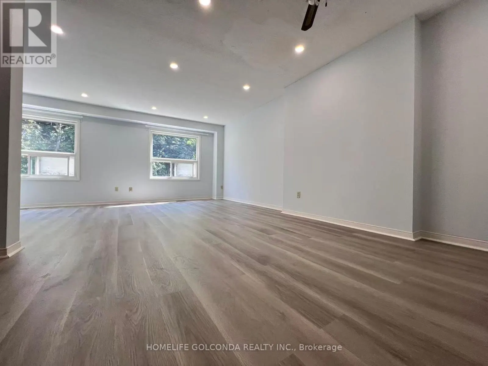 29 - 25 WHITECAP BOULEVARD