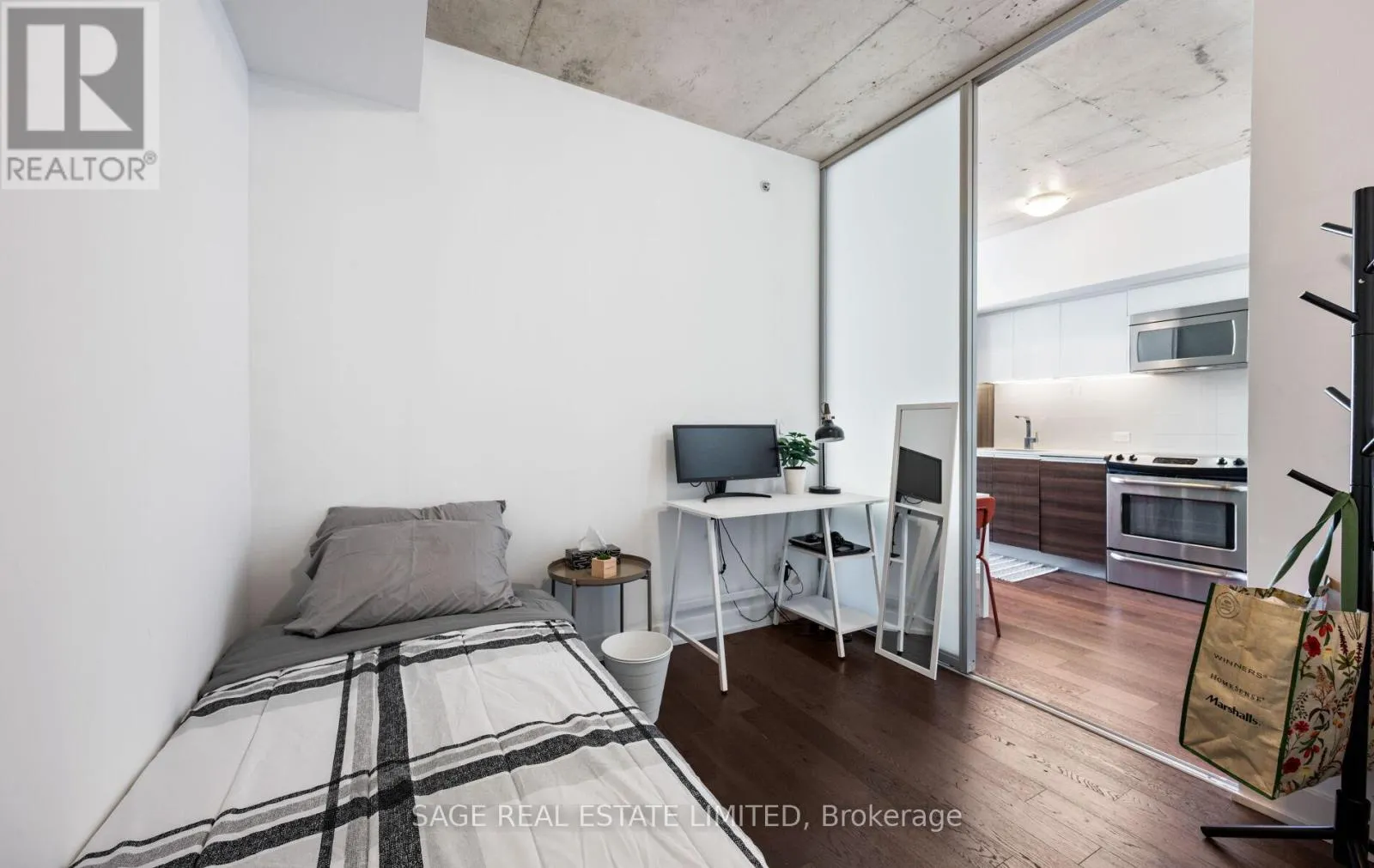 420 - 1190 DUNDAS STREET E