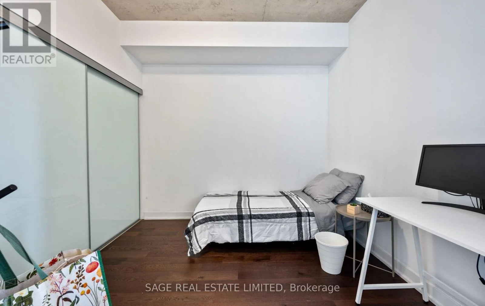 420 - 1190 DUNDAS STREET E