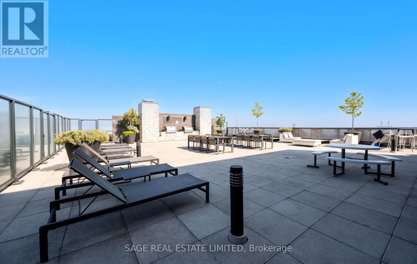 420 - 1190 DUNDAS STREET E