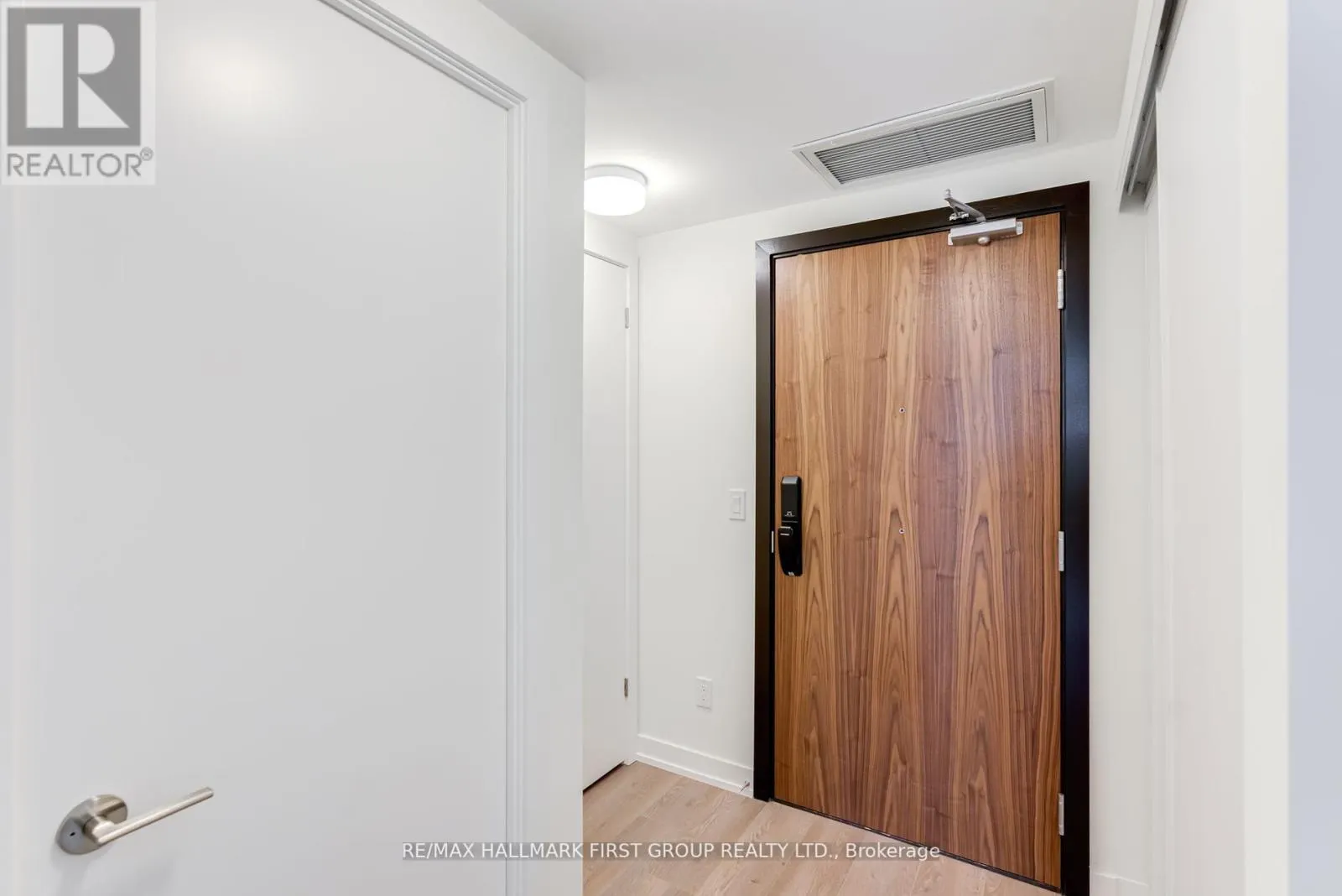 404 - 201 BROCK STREET S