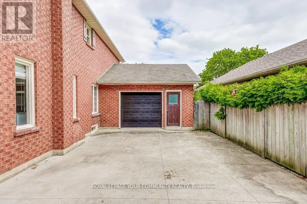 44 CANADIAN OAKS DRIVE