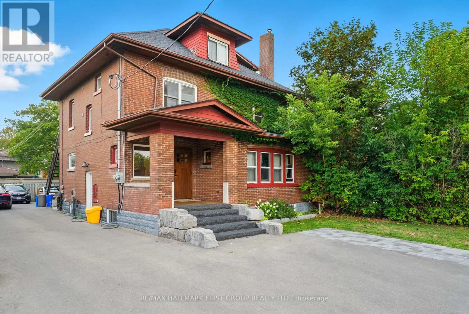 MAIN/SECOND FLOOR - 622 SIMCOE STREET N