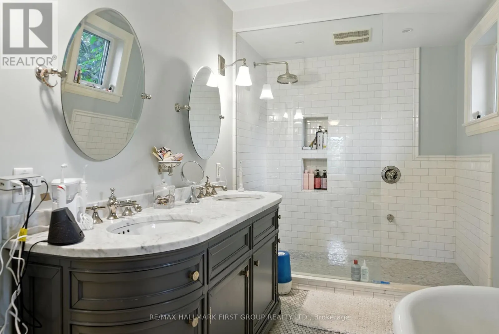 MAIN/SECOND FLOOR - 622 SIMCOE STREET N