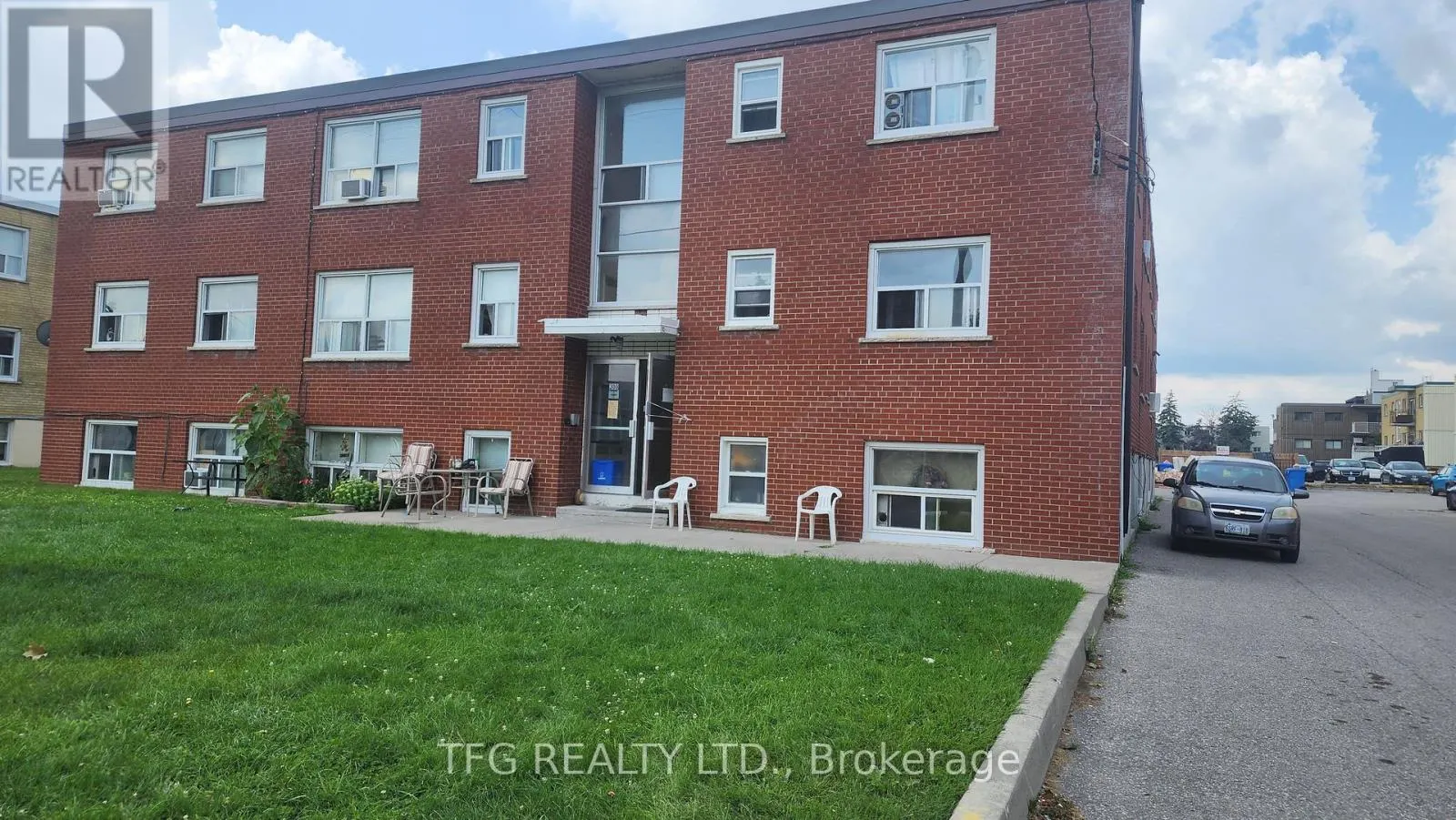 8 - 300 MONTRAVE AVENUE, #8