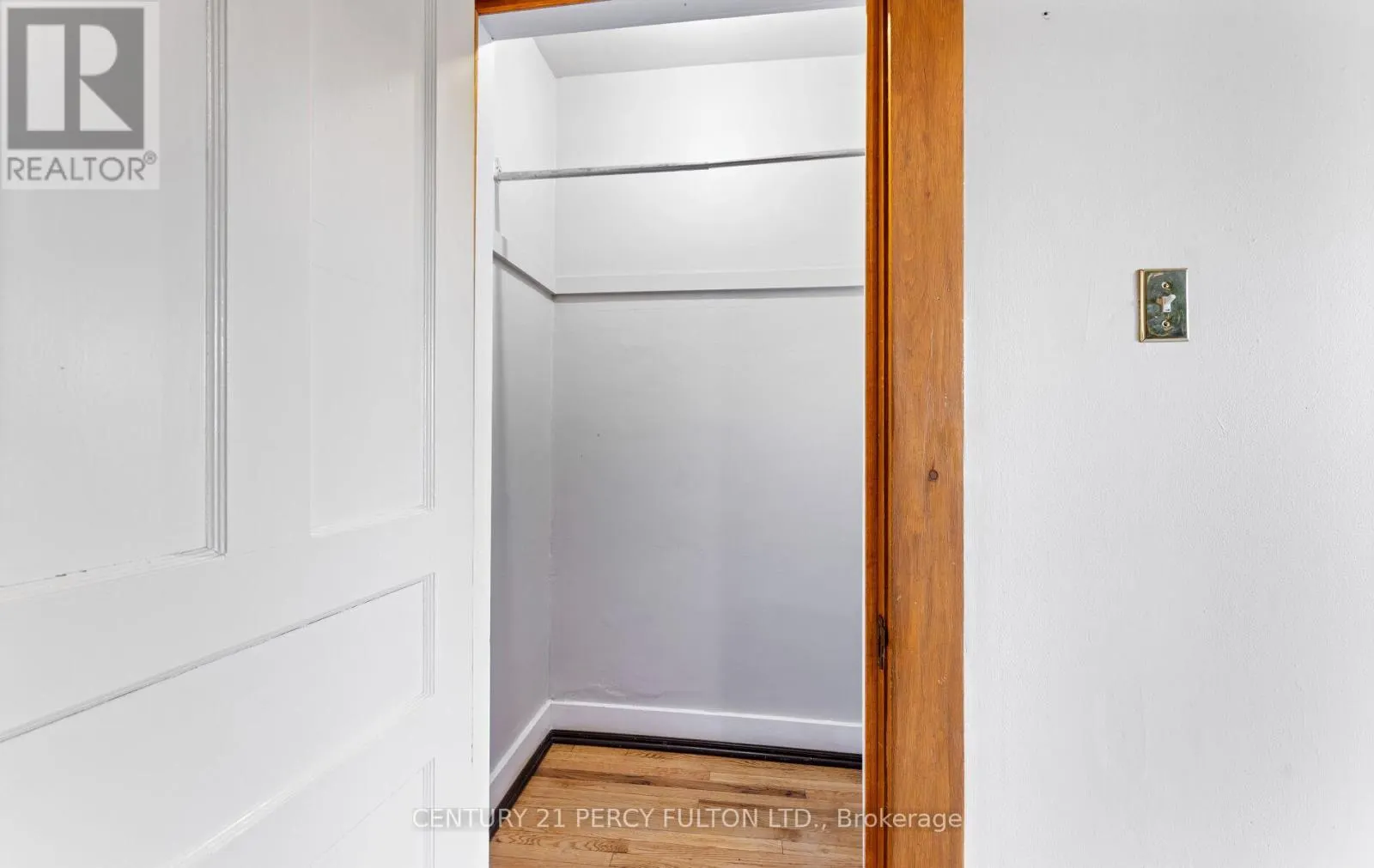 UPPER - 228 BROCK STREET N