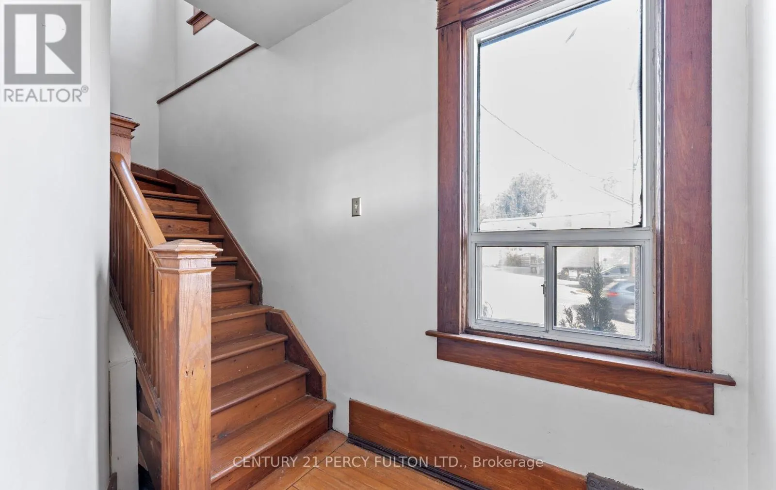UPPER - 228 BROCK STREET N