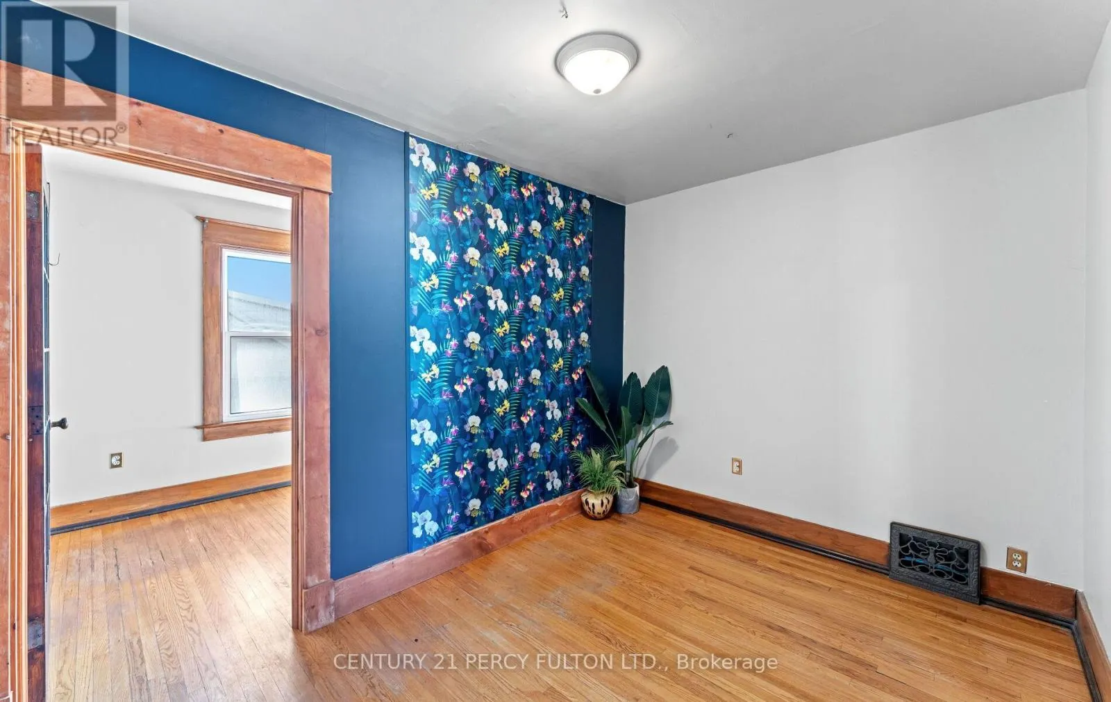 UPPER - 228 BROCK STREET N