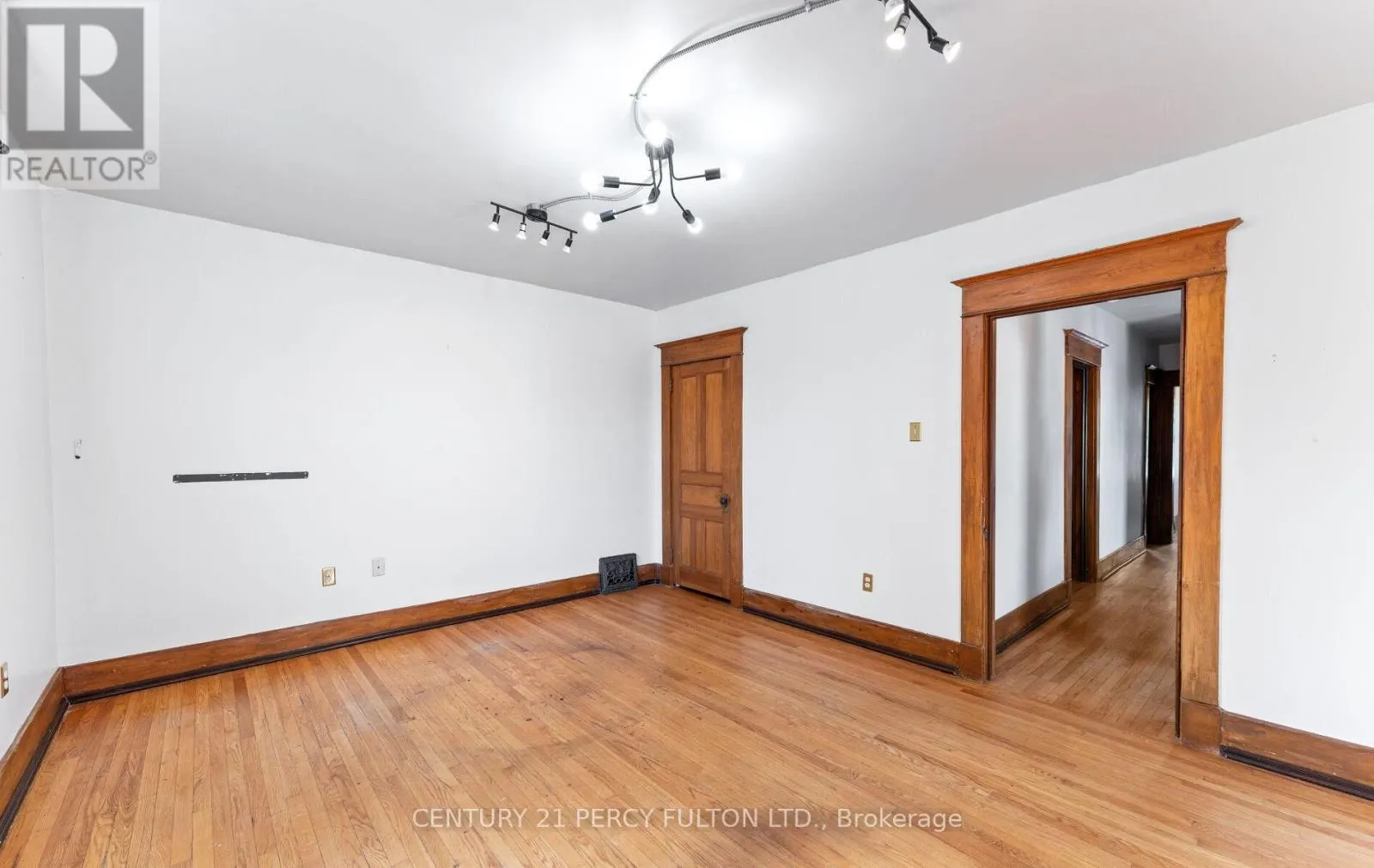 UPPER - 228 BROCK STREET N