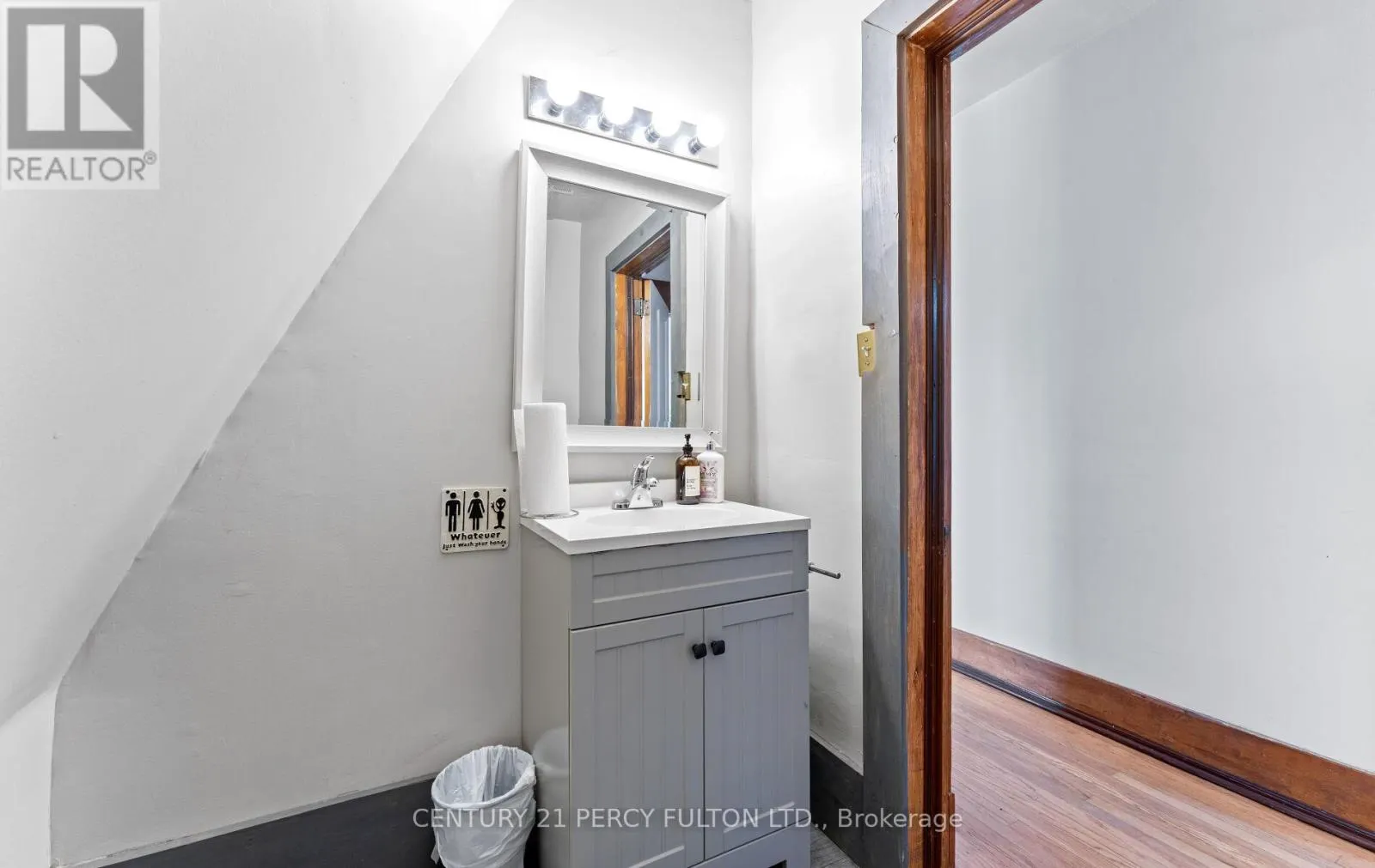 UPPER - 228 BROCK STREET N