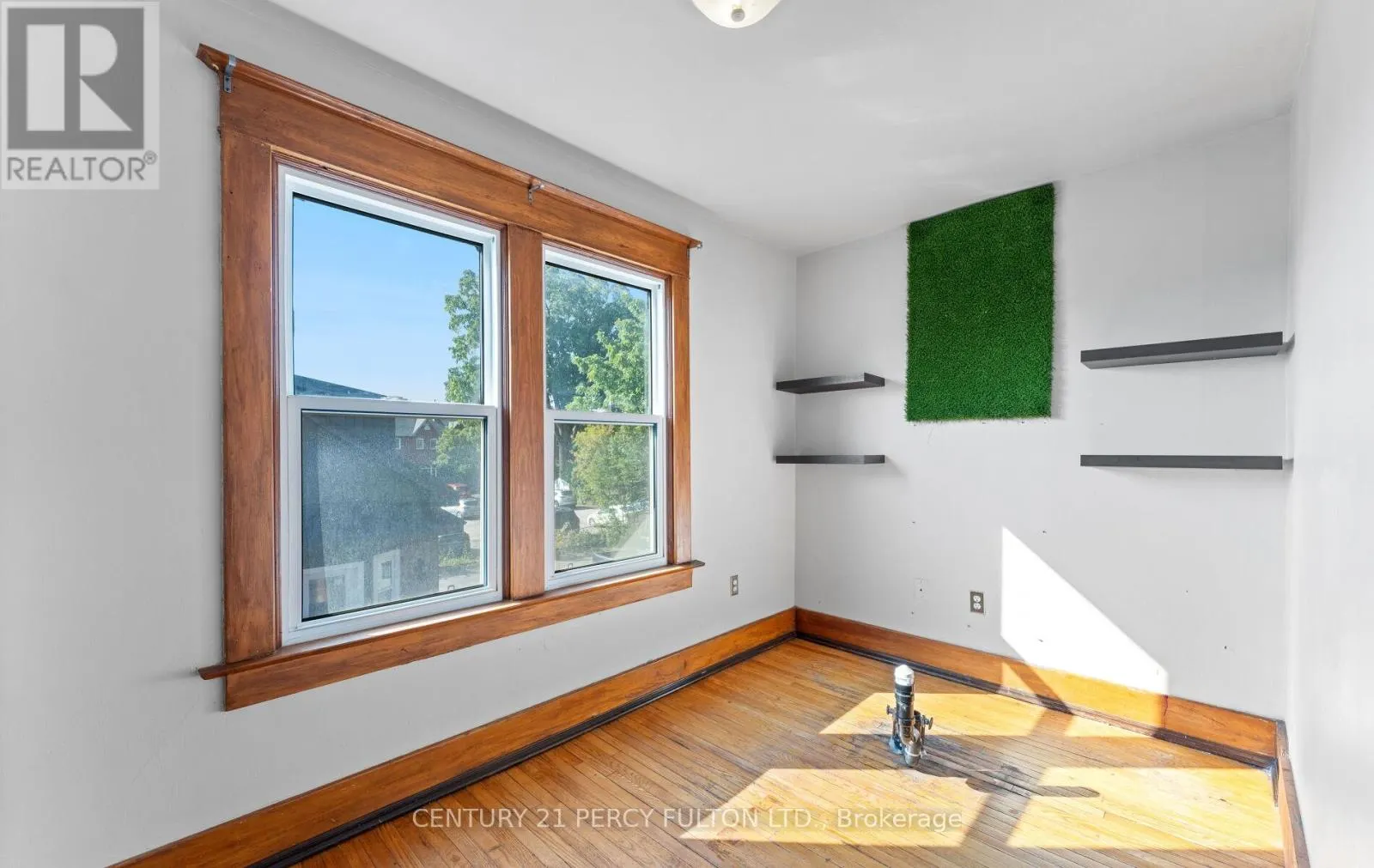 UPPER - 228 BROCK STREET N