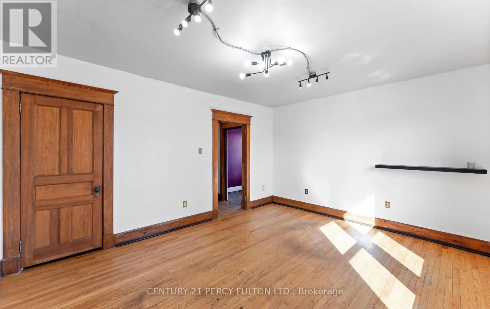 UPPER - 228 BROCK STREET N