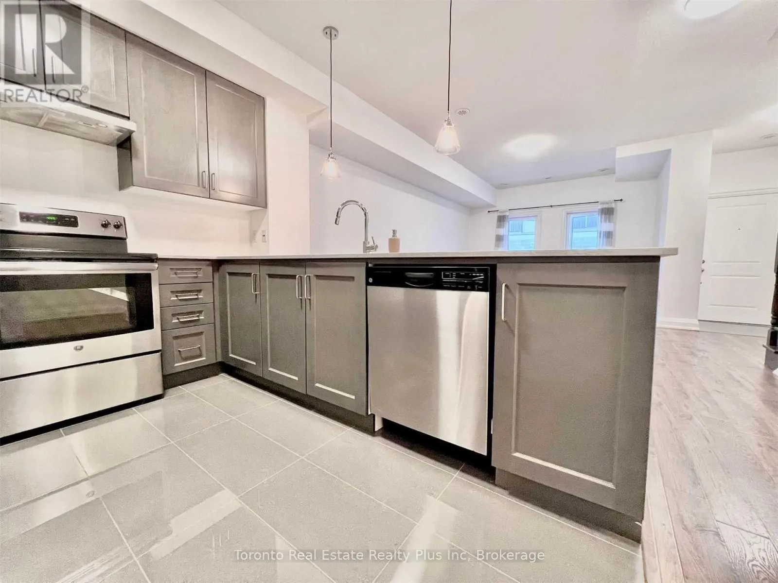 3 - 1060 ST. HILDAS WAY