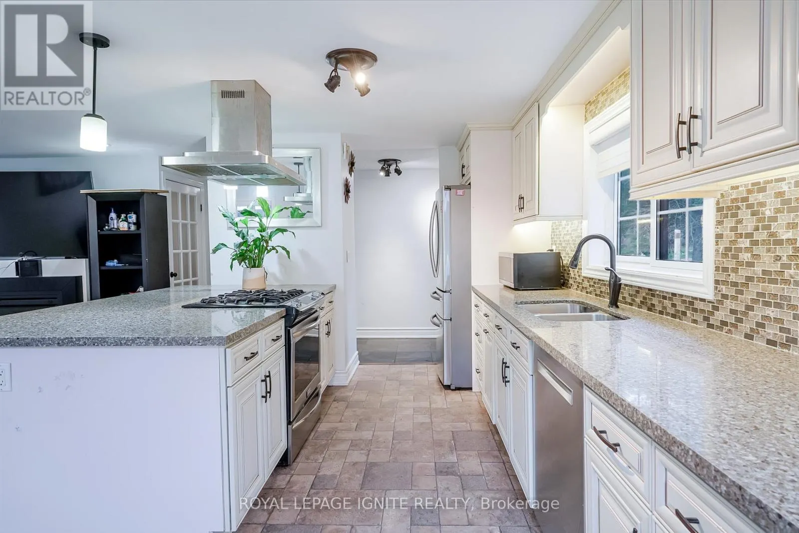 754 DOWNVIEW CRESCENT