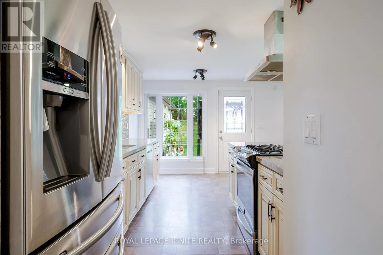 754 DOWNVIEW CRESCENT