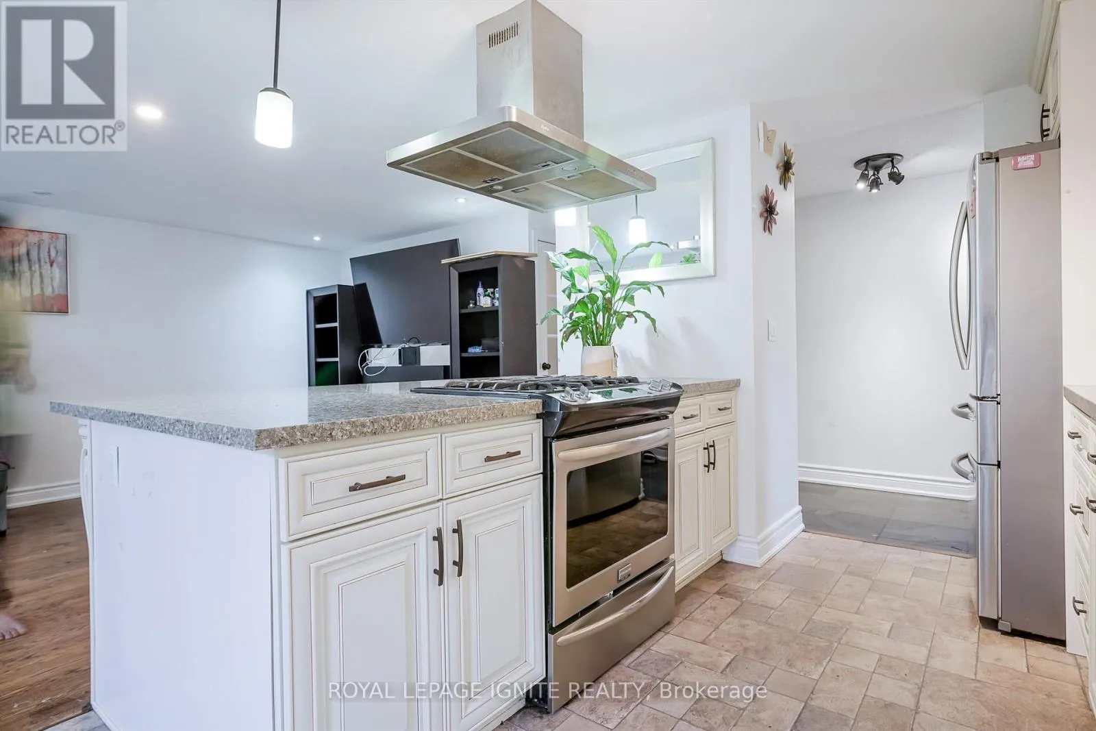 754 DOWNVIEW CRESCENT