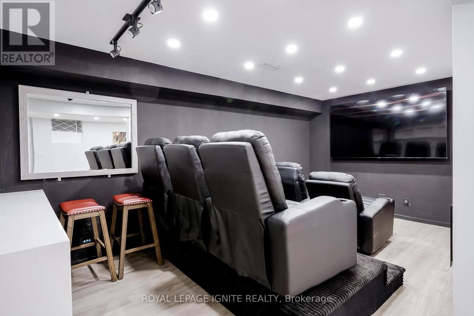 754 DOWNVIEW CRESCENT