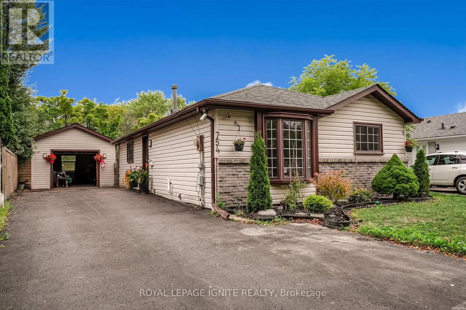754 DOWNVIEW CRESCENT