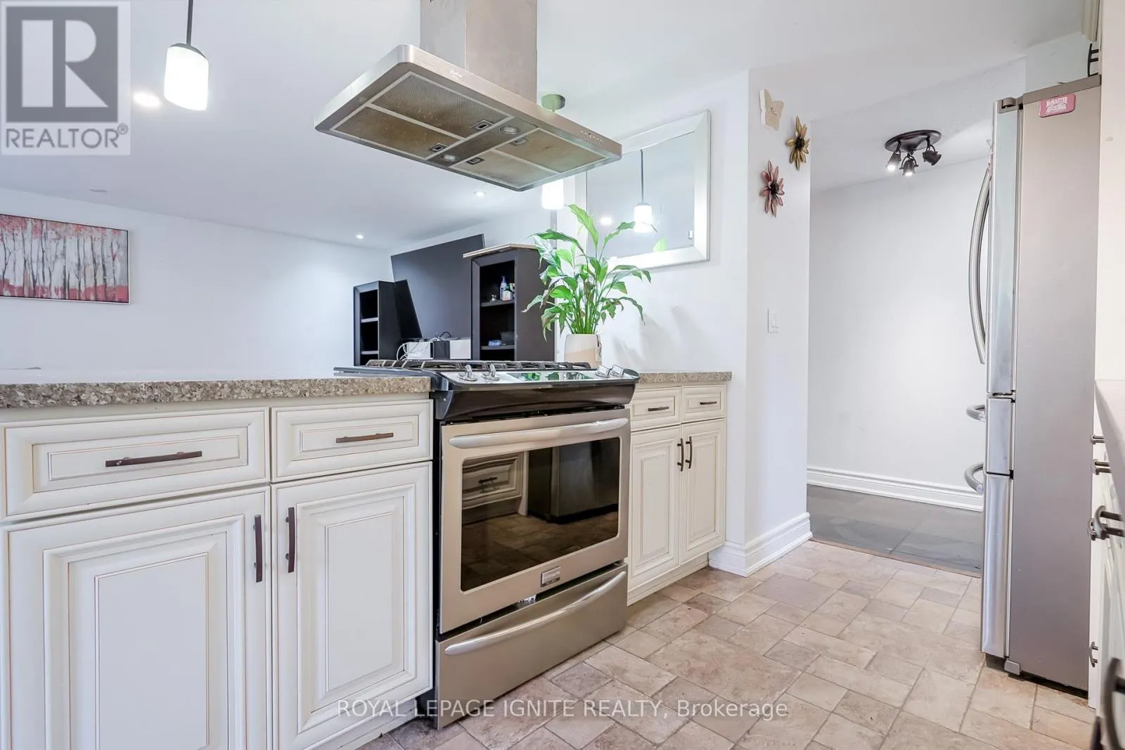 754 DOWNVIEW CRESCENT