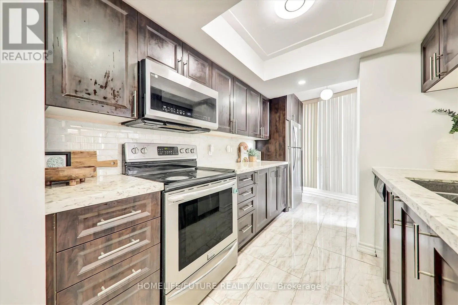 410 - 2550 LAWRENCE AVENUE E