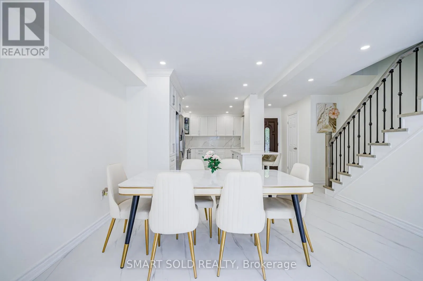 81 RAKEWOOD CRESCENT