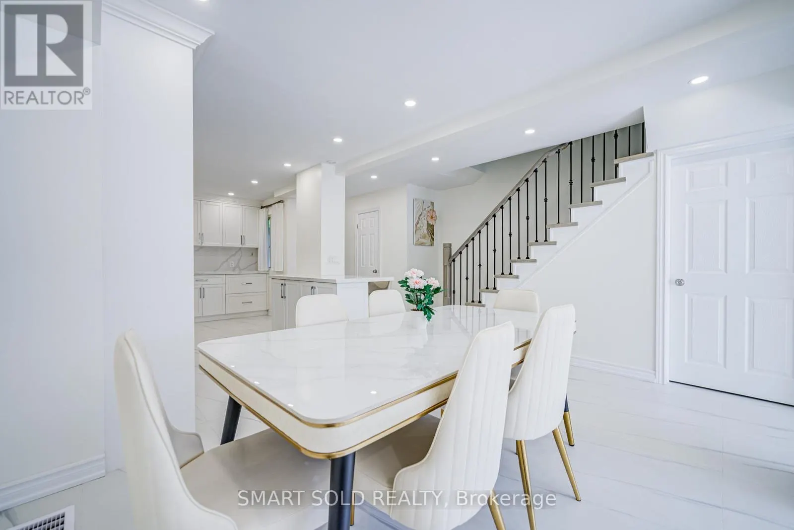81 RAKEWOOD CRESCENT