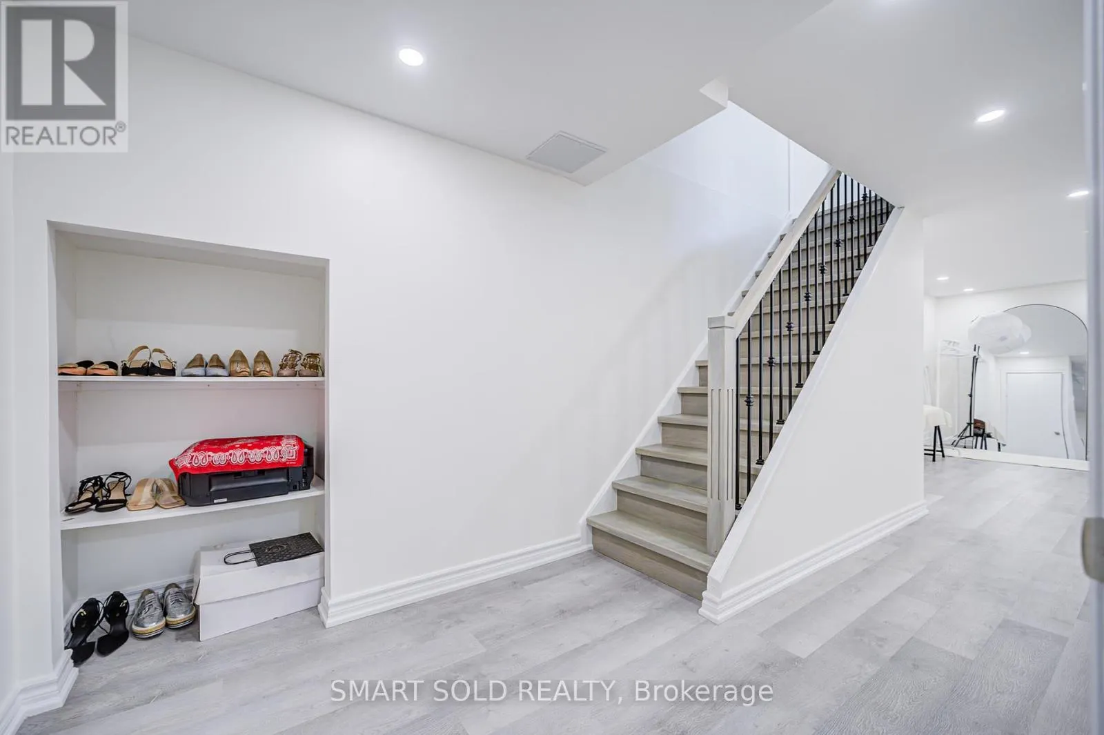 81 RAKEWOOD CRESCENT