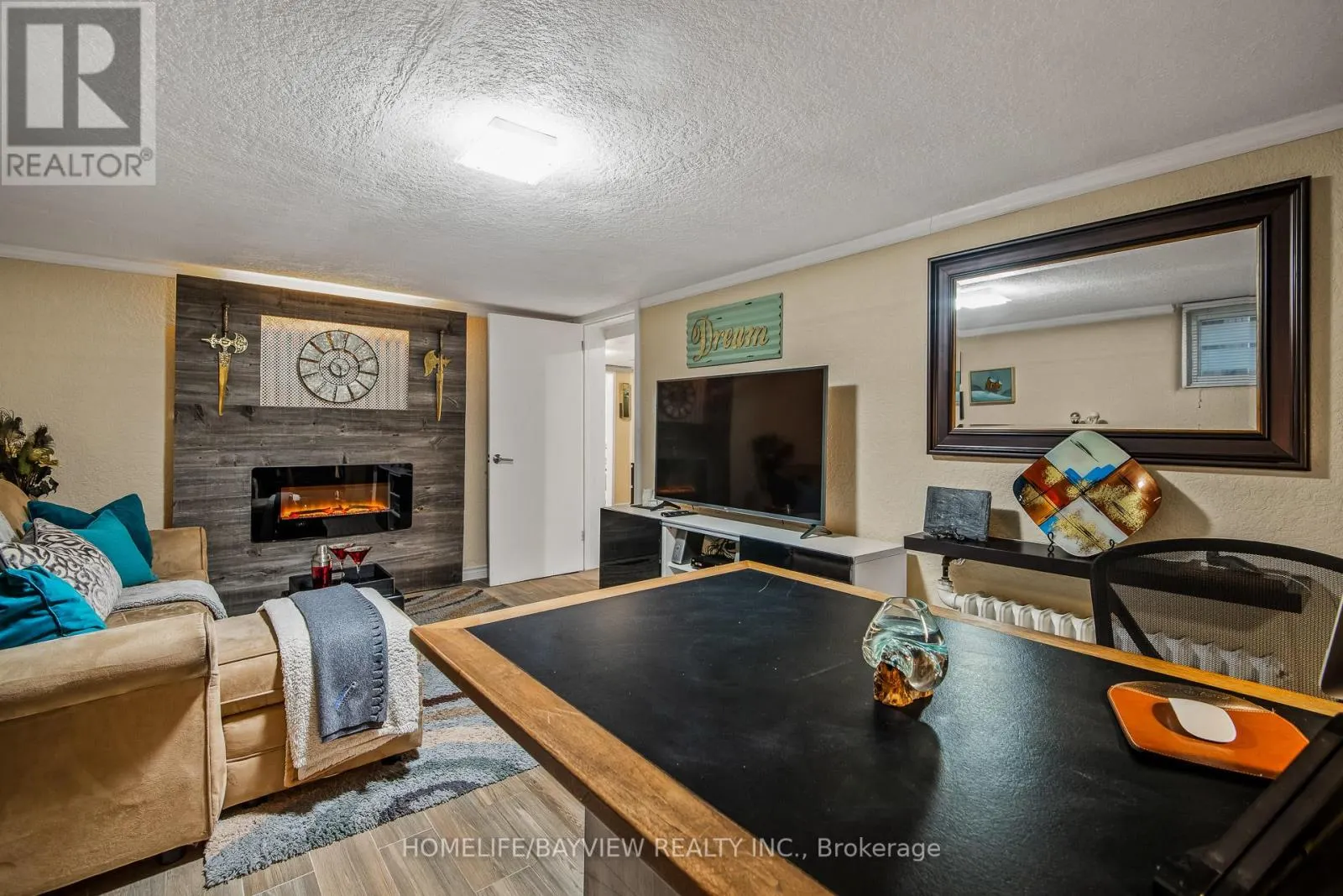 24 TAYLOR DRIVE