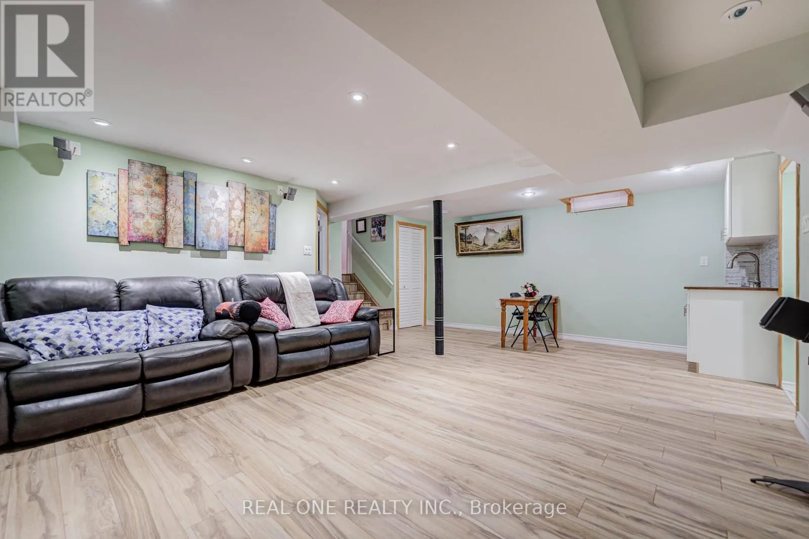 16 BOULDERBROOK DRIVE