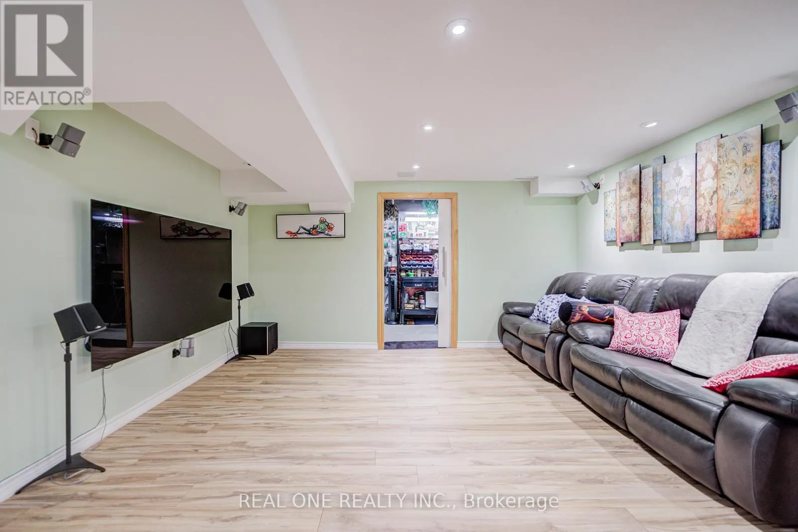 16 BOULDERBROOK DRIVE